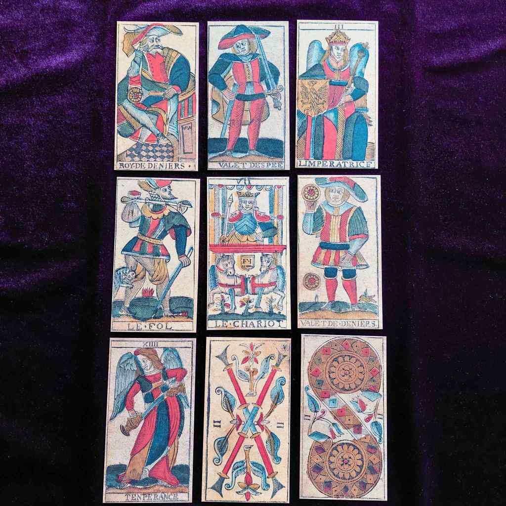 Tablero 3x3 con Tarot de Marsella