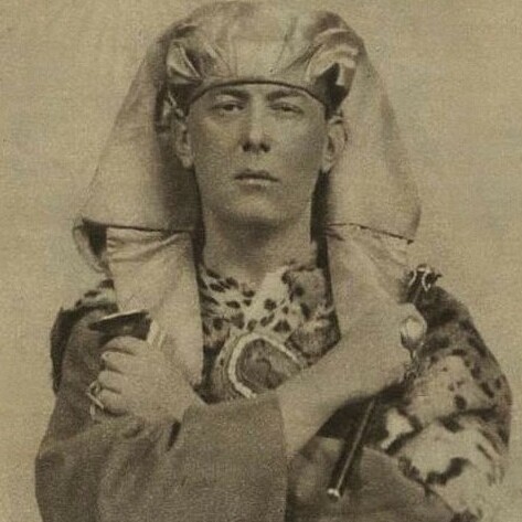 Crowley vestido como Osiris en su juventud